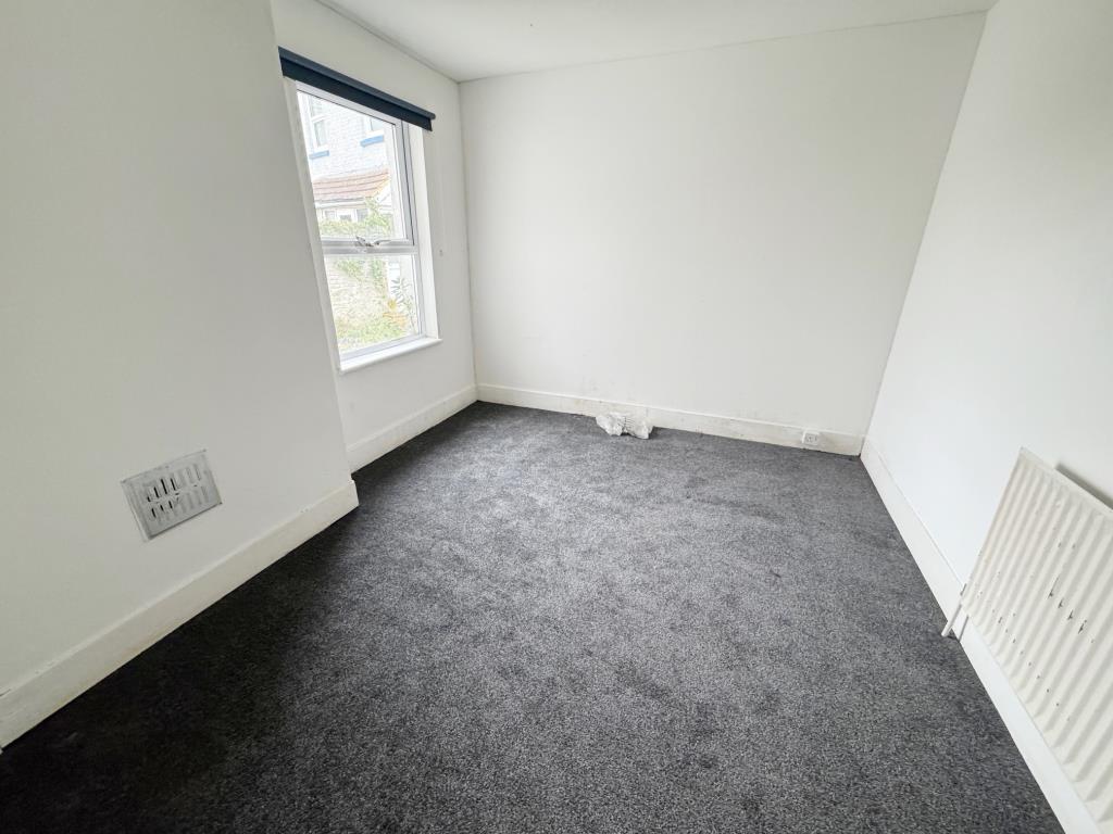 Lot: 134 - BAY FRONTED END-TERRACE HOUSE - First floor bedroom 2